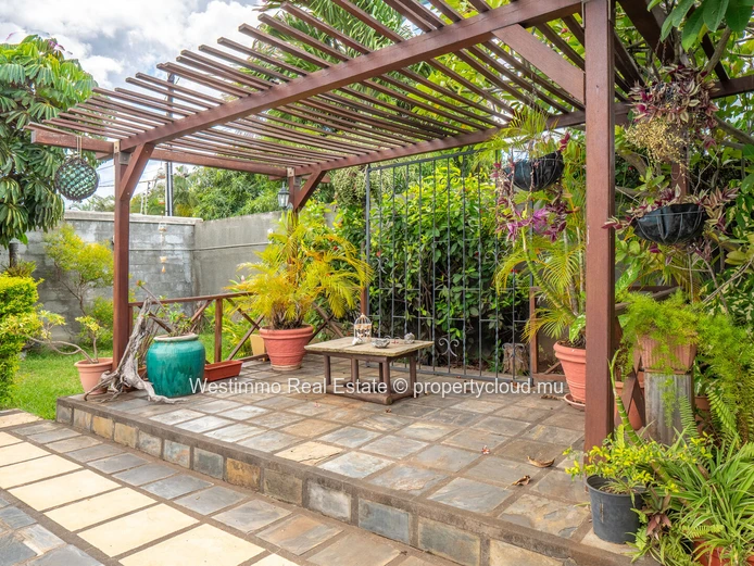 Maison familiale avec dépendance et piscine à vendre à Tamarin