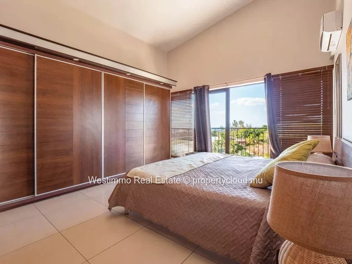 Penthouse en duplex à vendre avec vue mer et montagne, grande terrasse et jacuzzi
