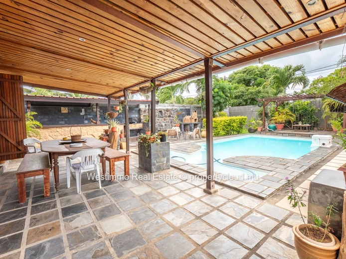 Maison familiale avec dépendance et piscine à vendre à Tamarin
