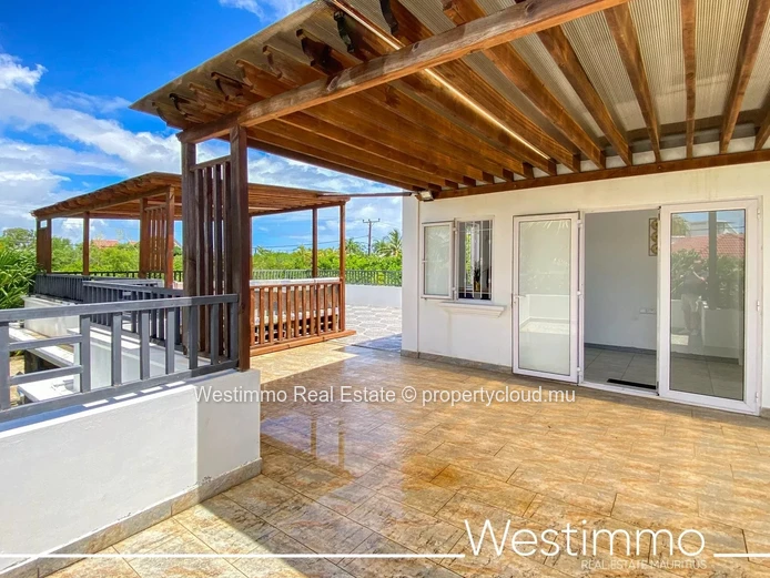 PEREYBERE - For sale magnificent villa with independent flat, large garden and swimming pool
