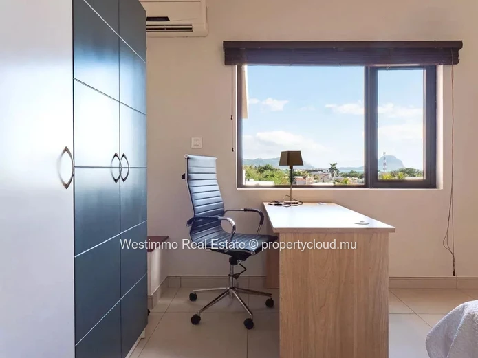 Penthouse en duplex à vendre avec vue mer et montagne, grande terrasse et jacuzzi
