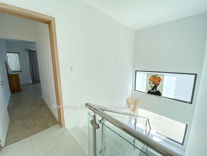 Modern villa for sale in Péreybère near the beach