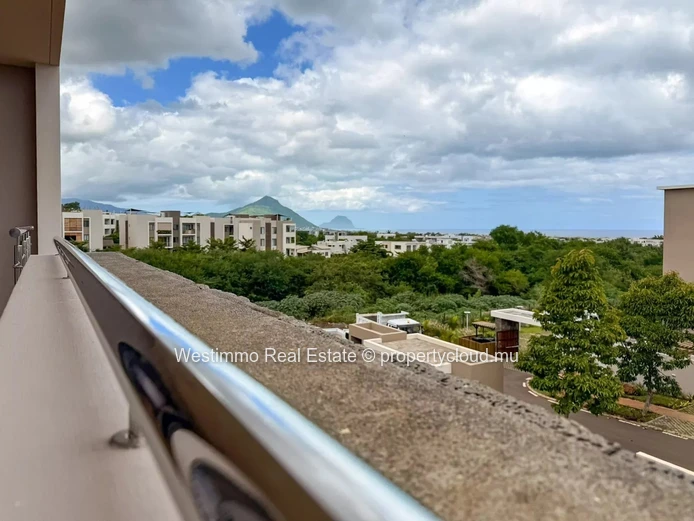 3-bedroom apartment with private rooftop and sea view in Flic en Flac for sale