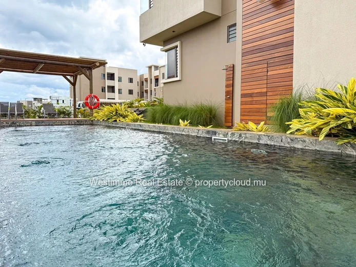 3-bedroom apartment with private rooftop and sea view in Flic en Flac for sale