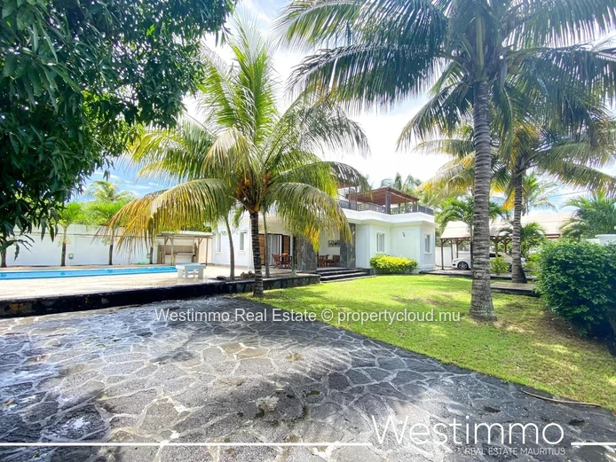 PEREYBERE - For sale magnificent villa with independent flat, large garden and swimming pool