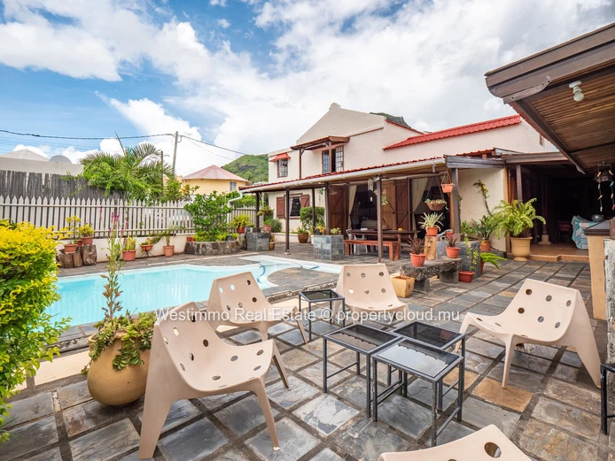 Maison familiale avec dépendance et piscine à vendre à Tamarin