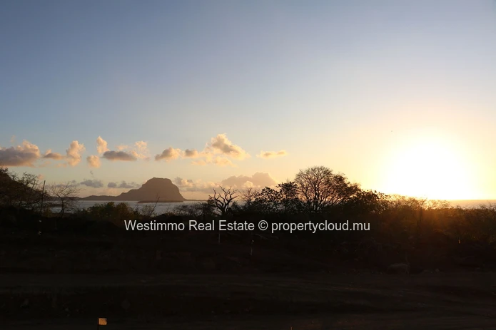 Terrain à vendre de 1 640 m² à Rivière Noire, accessible aux non-Mauriciens