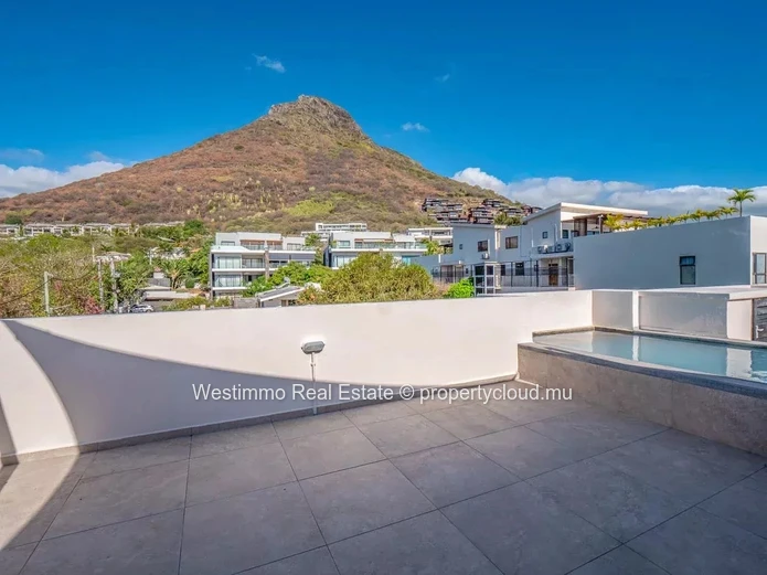 Penthouse en duplex à vendre avec vue mer et montagne, grande terrasse et jacuzzi