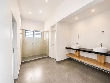 5 Bedroom Villa