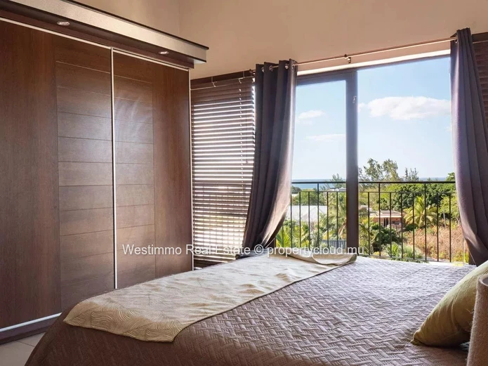 Penthouse en duplex à vendre avec vue mer et montagne, grande terrasse et jacuzzi