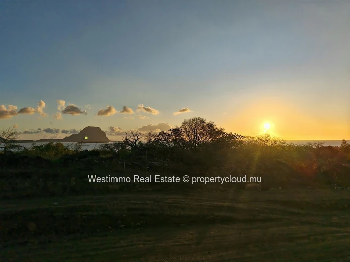 Terrain à vendre de 1 640 m² à Rivière Noire, accessible aux non-Mauriciens