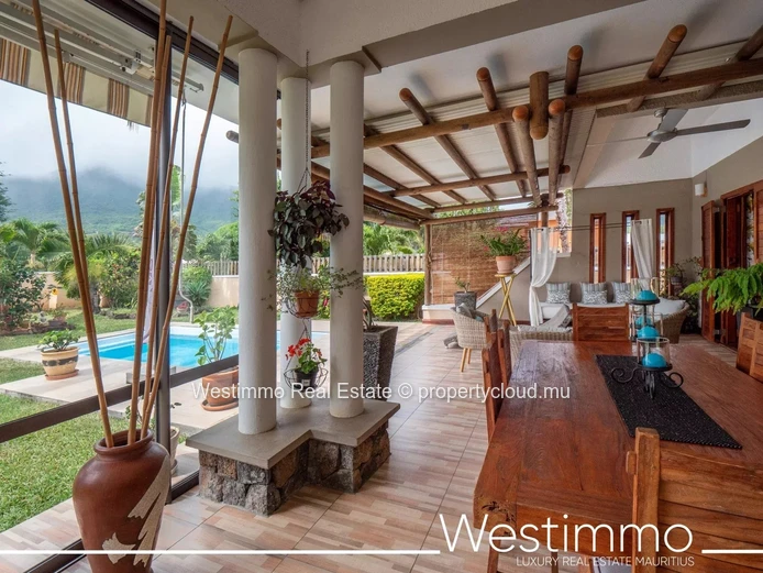 Maison familiale de 5 chambres avec piscine et jardin à Vendre à RIVIERE NOIRE