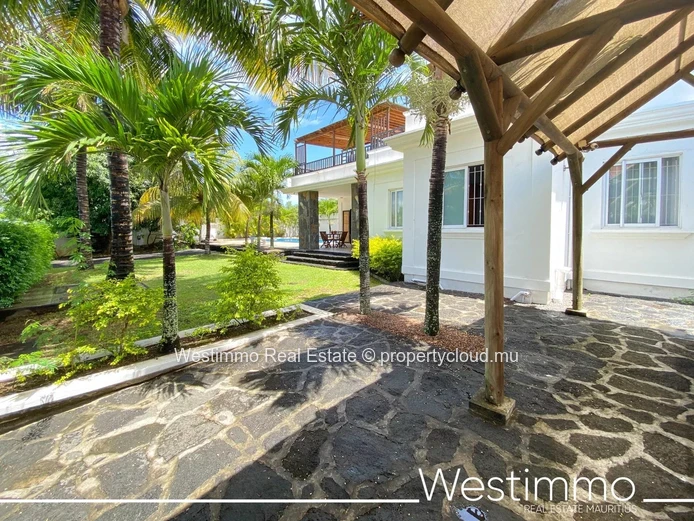 PEREYBERE - For sale magnificent villa with independent flat, large garden and swimming pool
