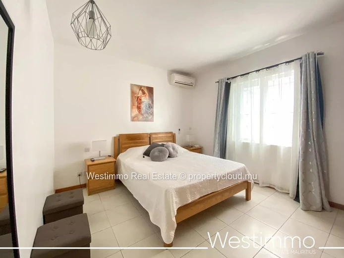 PEREYBERE - For sale magnificent villa with independent flat, large garden and swimming pool