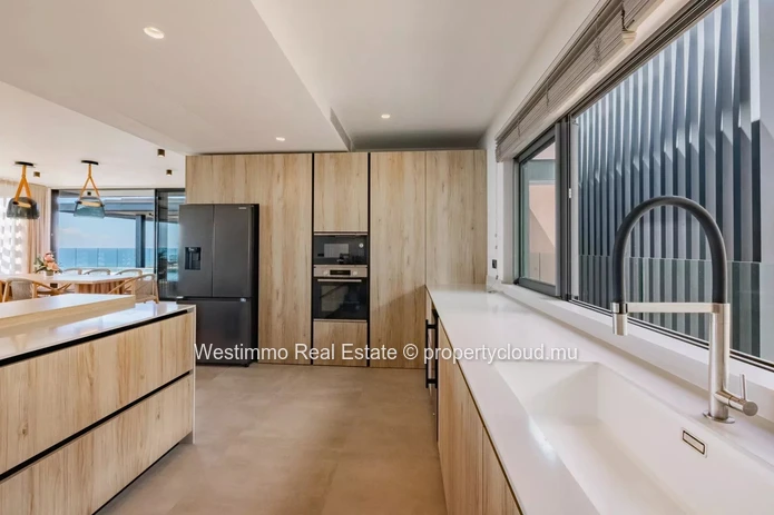 Penthouse à vendre à Rivière Noire avec 4 chambres et piscine privée de 500m²