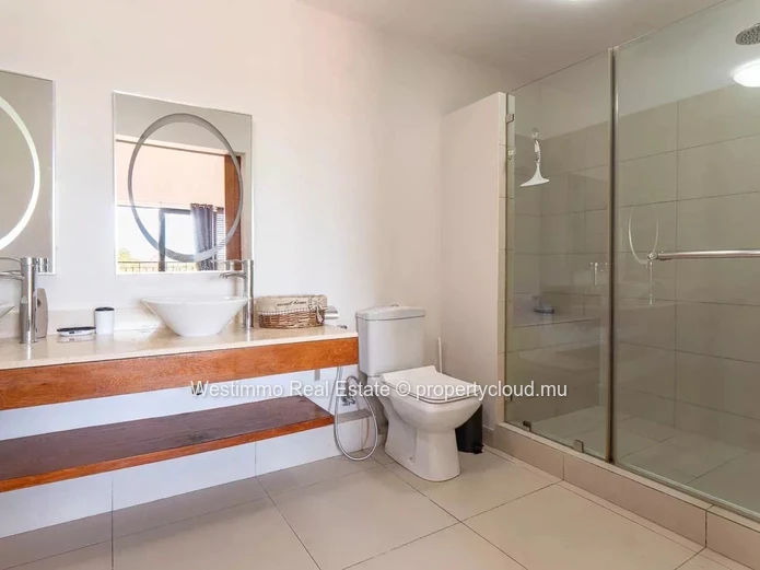 Penthouse en duplex à vendre avec vue mer et montagne, grande terrasse et jacuzzi