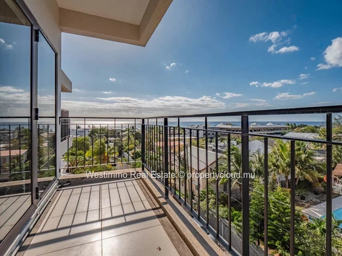Penthouse en duplex à vendre avec vue mer et montagne, grande terrasse et jacuzzi