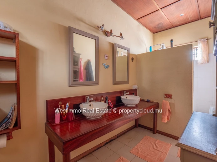 Maison familiale avec dépendance et piscine à vendre à Tamarin