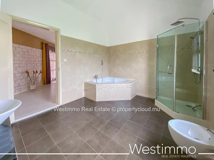 CALODYNE - Large family villa with studio, garden, pool and sea view.