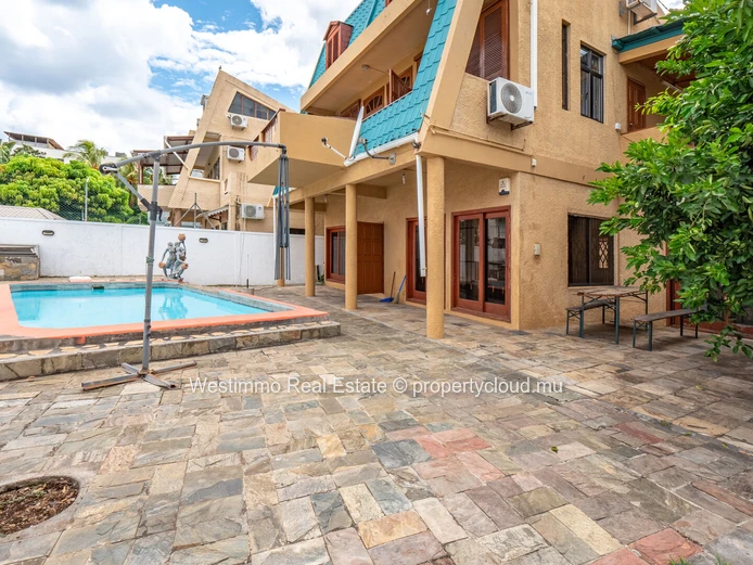 4-bedroom house to renovate near the beach in Flic en Flac