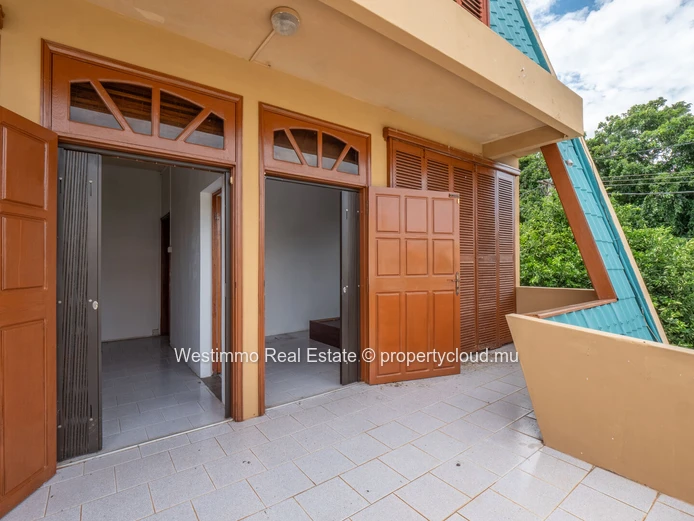 4-bedroom house to renovate near the beach in Flic en Flac