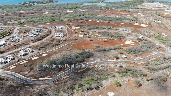 Terrain à vendre de 1 640 m² à Rivière Noire, accessible aux non-Mauriciens