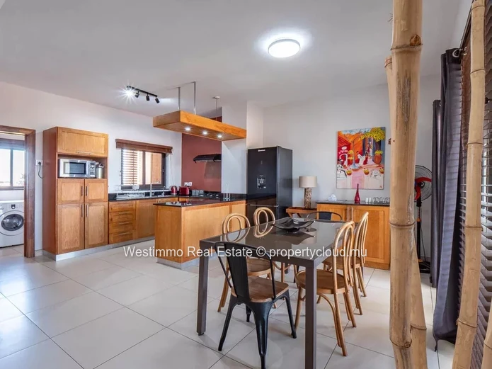 Penthouse en duplex à vendre avec vue mer et montagne, grande terrasse et jacuzzi