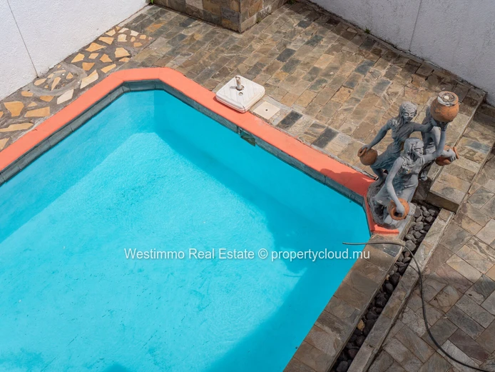 4-bedroom house to renovate near the beach in Flic en Flac
