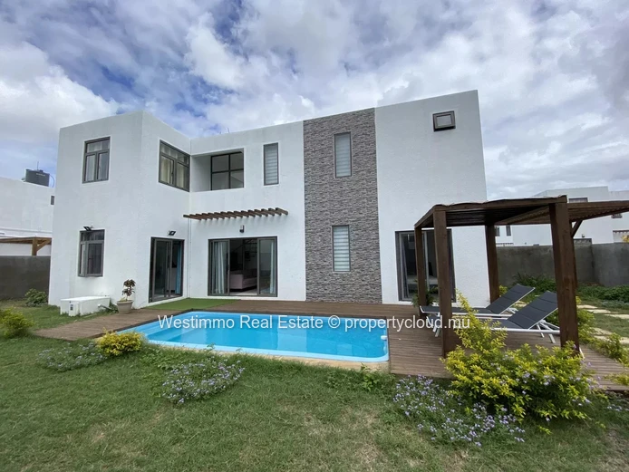 GRAND BAIE - Location long terme Villa avec terrasse, jardin et piscine.