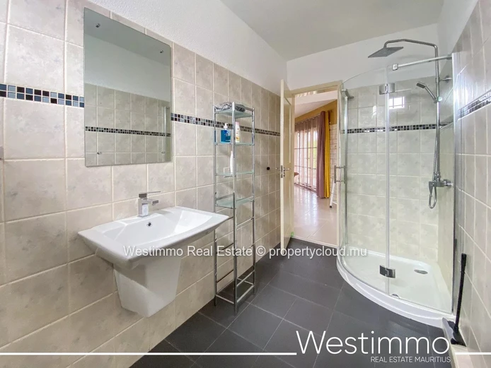 CALODYNE - Large family villa with studio, garden, pool and sea view.