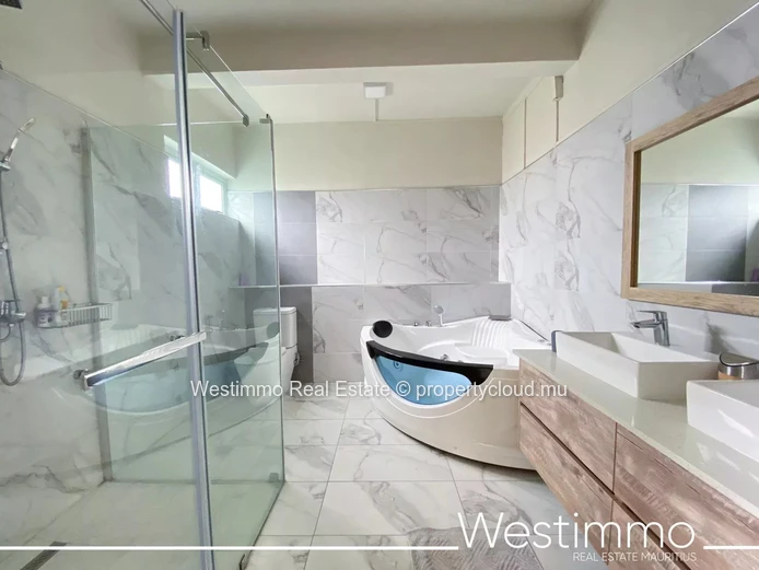 CALODYNE - Magnificent modern villa with swimming pool near the lagoon
