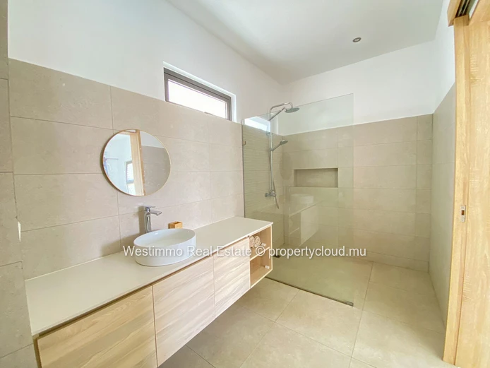 Modern villa for sale in Péreybère near the beach