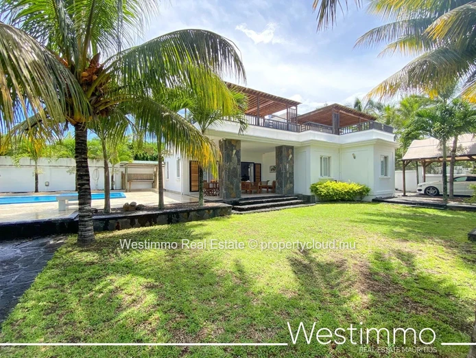 PEREYBERE - For sale magnificent villa with independent flat, large garden and swimming pool