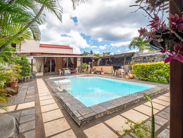 Maison familiale avec dépendance et piscine à vendre à Tamarin
