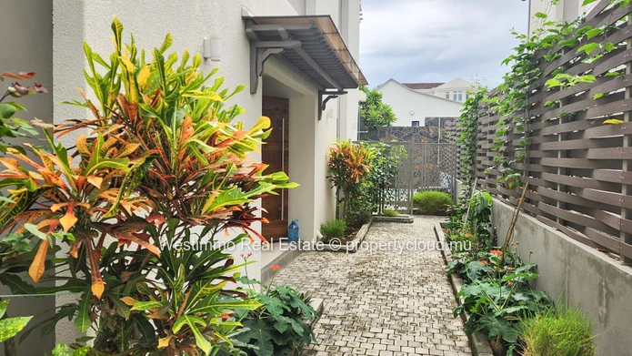 Duplex avec piscine privée à Rivière Noire à louer