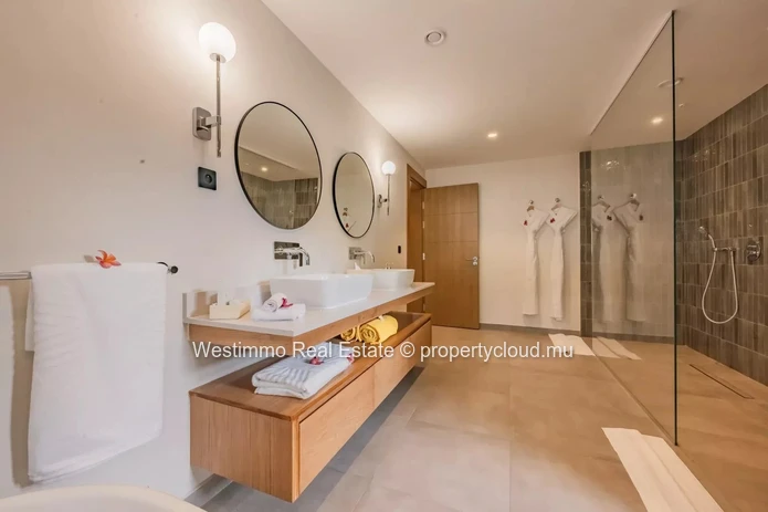 Penthouse à vendre à Rivière Noire avec 4 chambres et piscine privée de 500m²