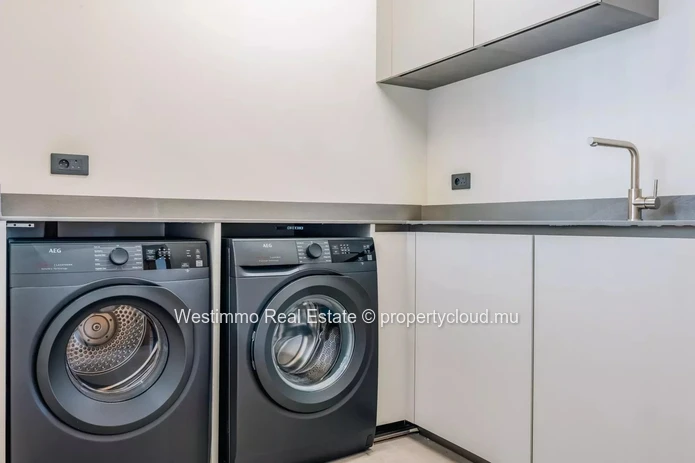 Penthouse à vendre à Rivière Noire avec 4 chambres et piscine privée de 500m²