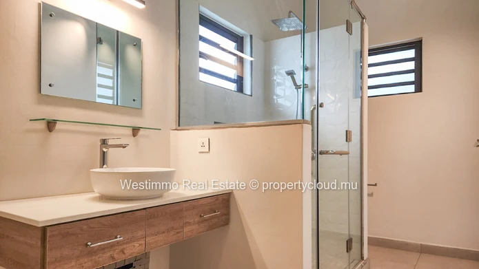 Duplex avec piscine privée à Rivière Noire à louer