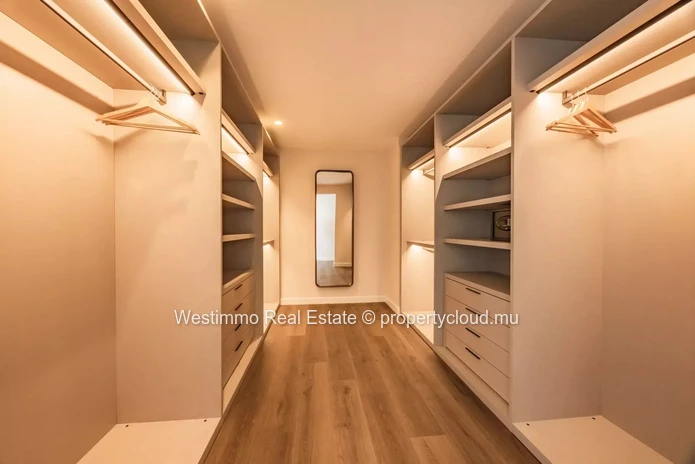 Penthouse à vendre à Rivière Noire avec 4 chambres et piscine privée de 500m²