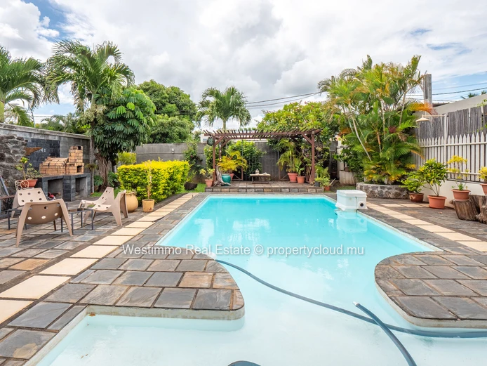 Maison familiale avec dépendance et piscine à vendre à Tamarin