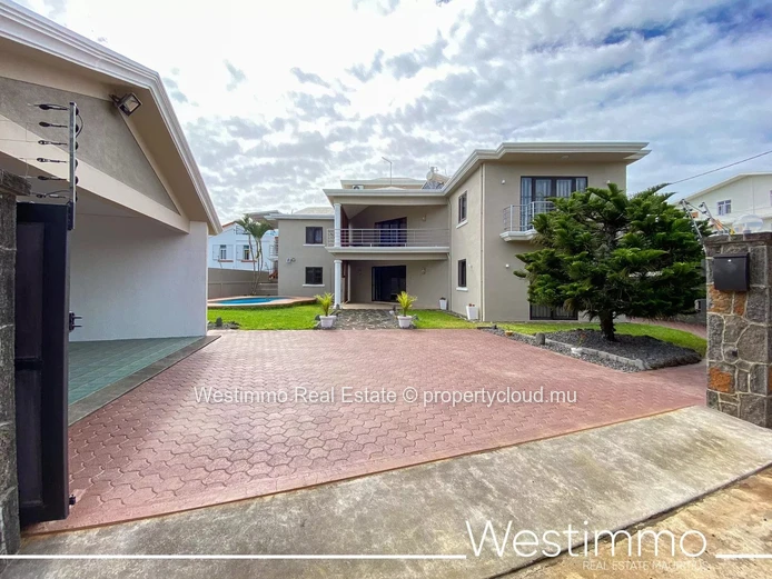 CALODYNE - Large family villa with studio, garden, pool and sea view.