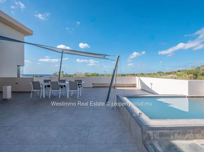 Penthouse en duplex à vendre avec vue mer et montagne, grande terrasse et jacuzzi