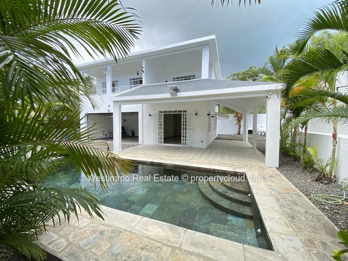 Villa meublée à louer à Péreybère avec 5 chambres et piscine privée