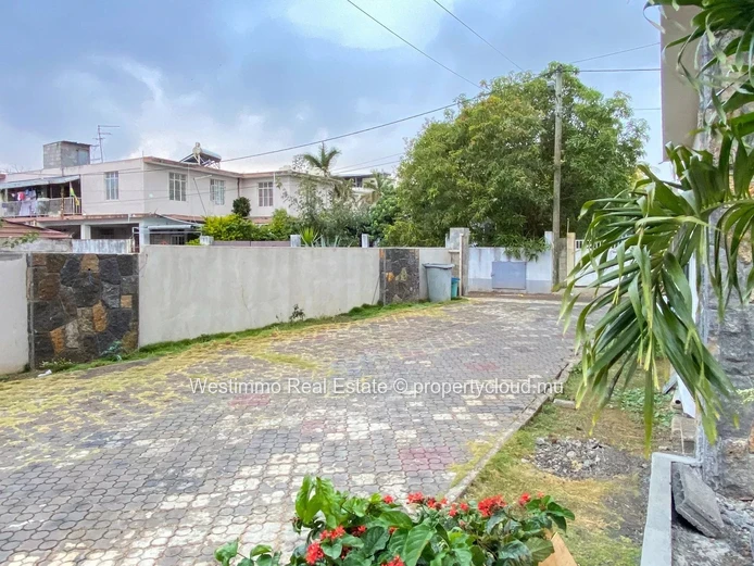 Trou aux Biches - À louer appartement neuf de 2 chambres en rez-de-chaussée avec piscine
