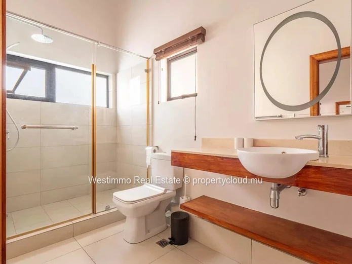Penthouse en duplex à vendre avec vue mer et montagne, grande terrasse et jacuzzi