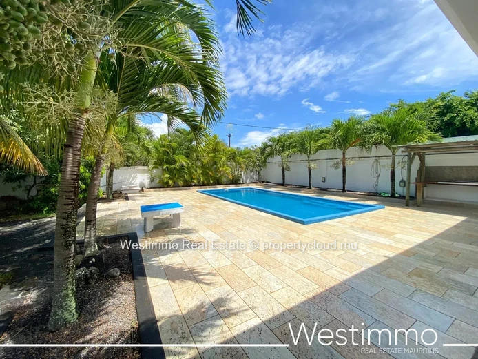 PEREYBERE - For sale magnificent villa with independent flat, large garden and swimming pool