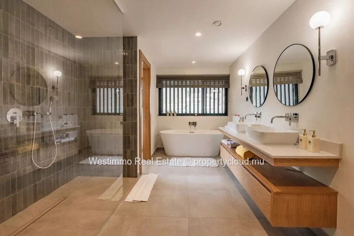 Penthouse à vendre à Rivière Noire avec 4 chambres et piscine privée de 500m²