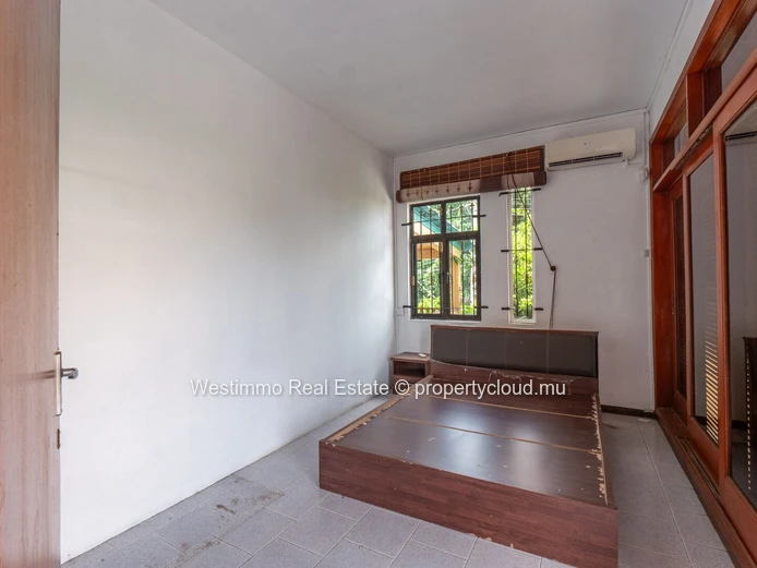 4-bedroom house to renovate near the beach in Flic en Flac