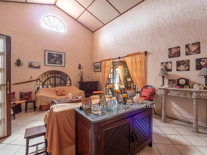 Maison familiale avec dépendance et piscine à vendre à Tamarin