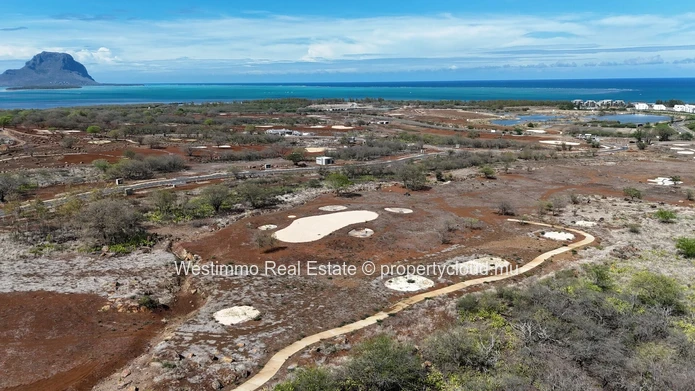Terrain à vendre de 1 640 m² à Rivière Noire, accessible aux non-Mauriciens